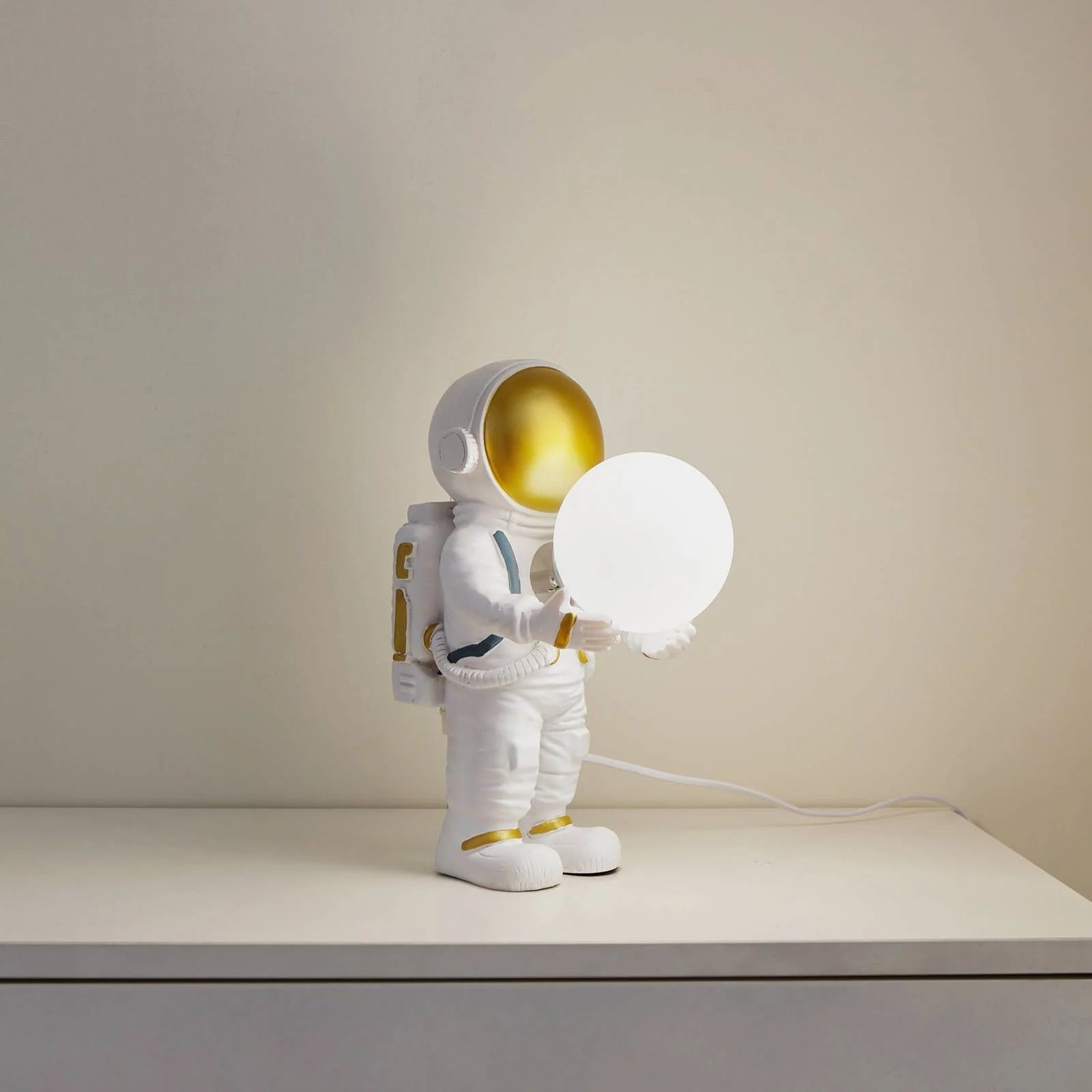 🚀 Lámpara Astronauta con Altavoz Bluetooth ✨